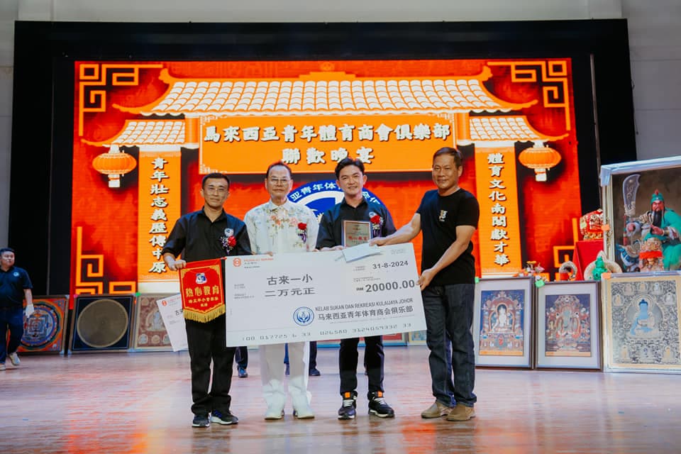 Dato' Fam Chee Way — RM 20,000 donation to SJKC Kulai 1