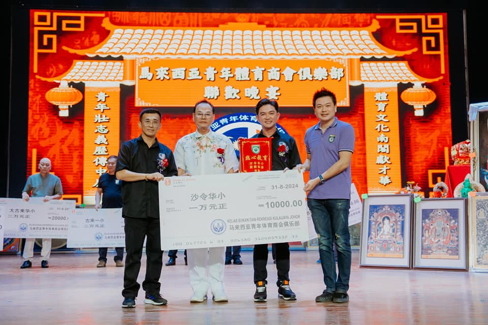 Dato' Fam Chee Way — RM 10,000 donation to SJKC Saleng