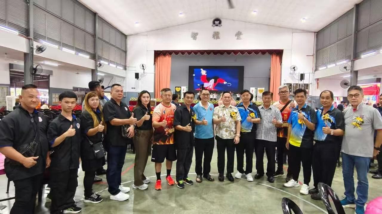Dato' Fam Chee Way — Group photo at SJKC Kulai Besar school hall