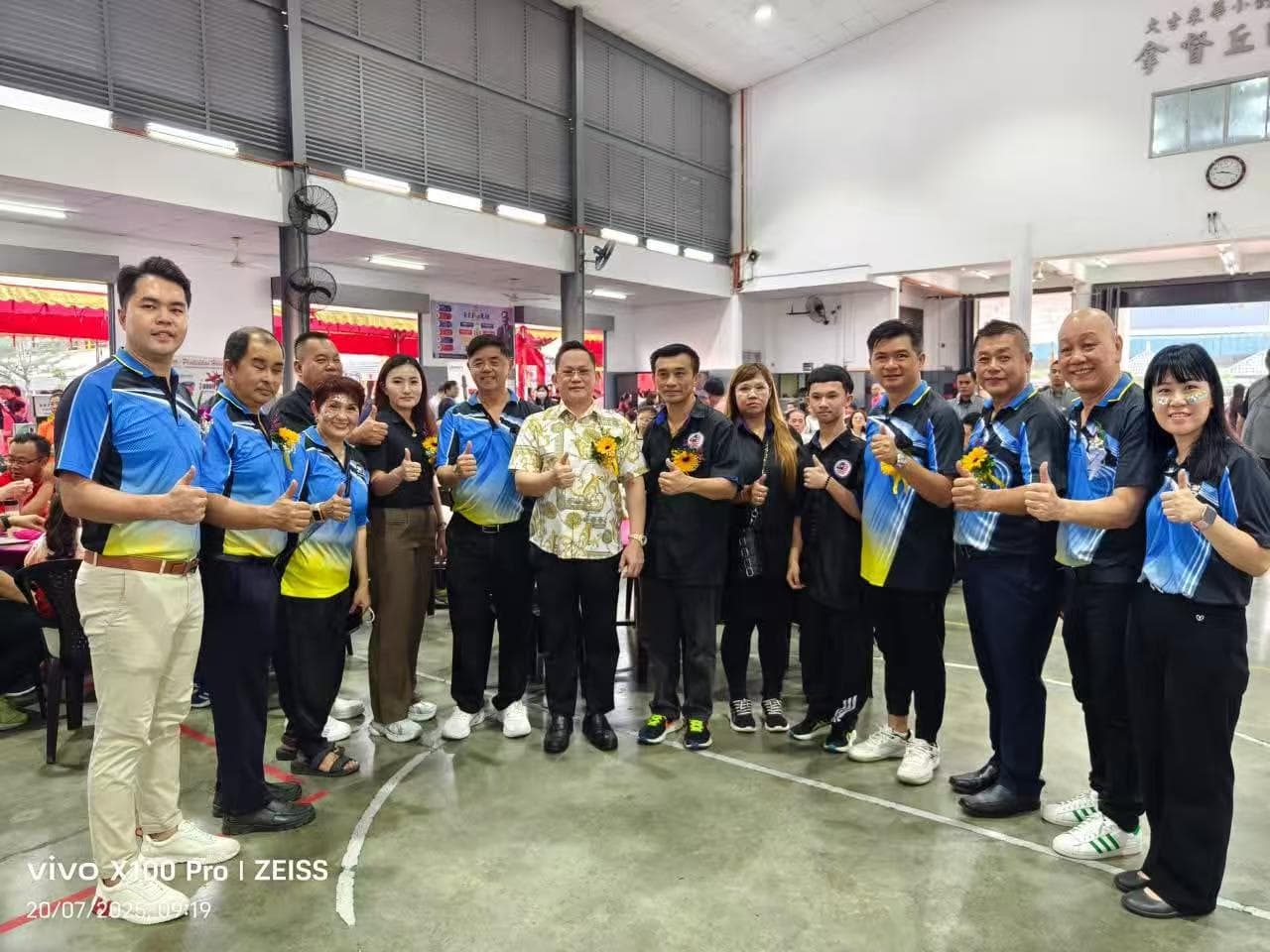 Dato' Fam Chee Way — Team group photo at SJKC Kulai Besar