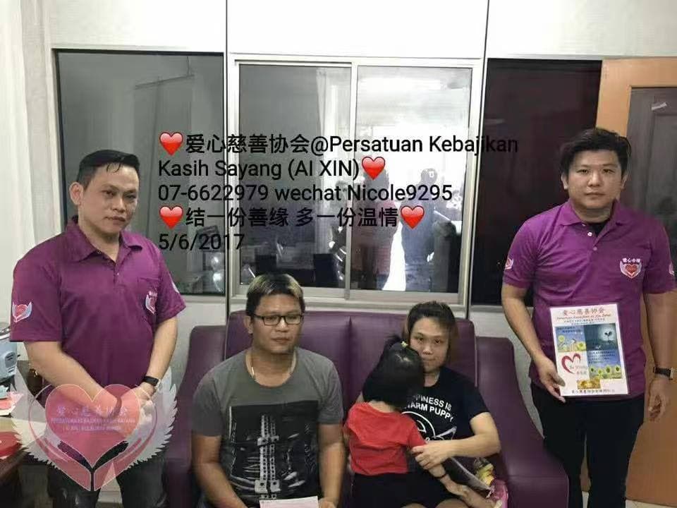 Datuk Fam Chee Way presenting cheque at Malaysian charity banquet