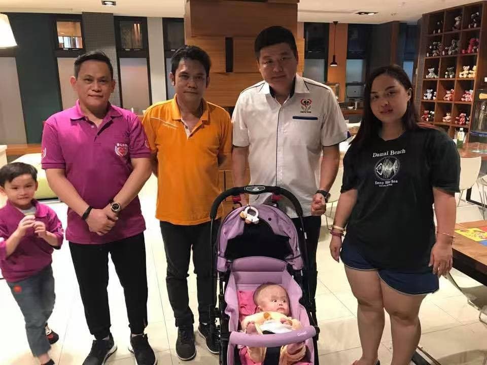 Datuk Fam Chee Way presenting cheque at Malaysian charity banquet