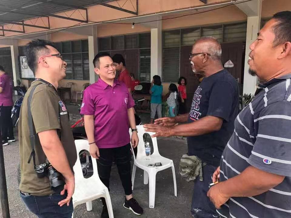 Dato' Fam Chee Way charity donation to schools in Kulai Johor